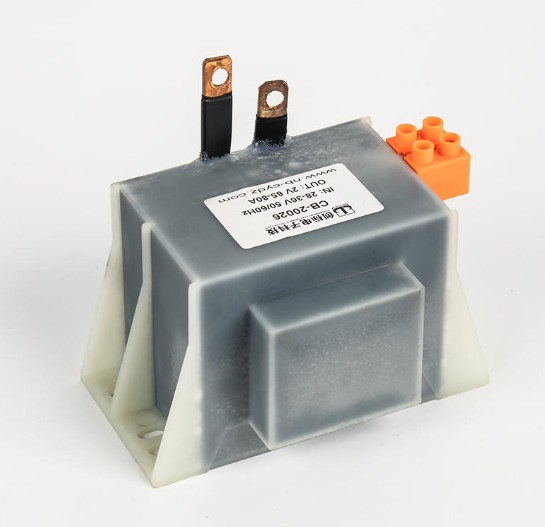 Jakie są kluczowe kwestie projektowe dotyczące rozpraszania ciepła w transformatorach typu R dla środowisk instalacyjnych o dużej gęstości?