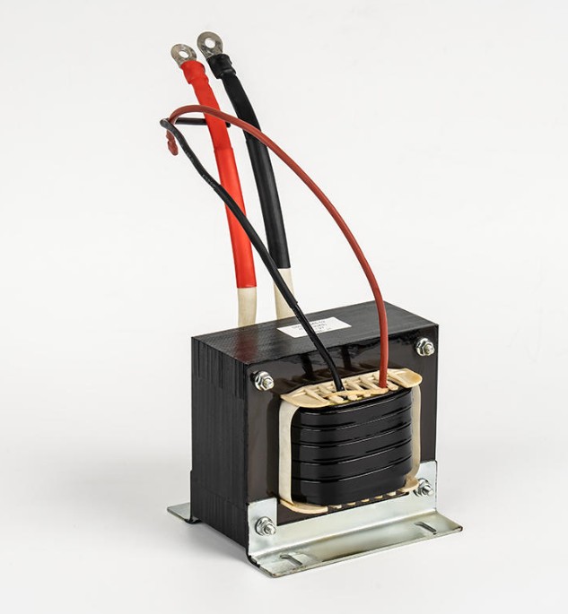 Jakie zjawiska powoduje nasycenie rdzenia w transformatorze inwertorowym?